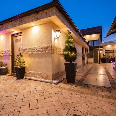 H & V Residence - Diamond Bungalow Apartment Arad Esterno foto