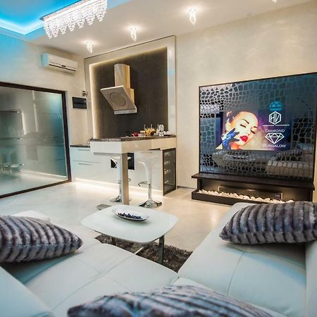 H & V Residence - Diamond Bungalow Apartment Arad Esterno foto
