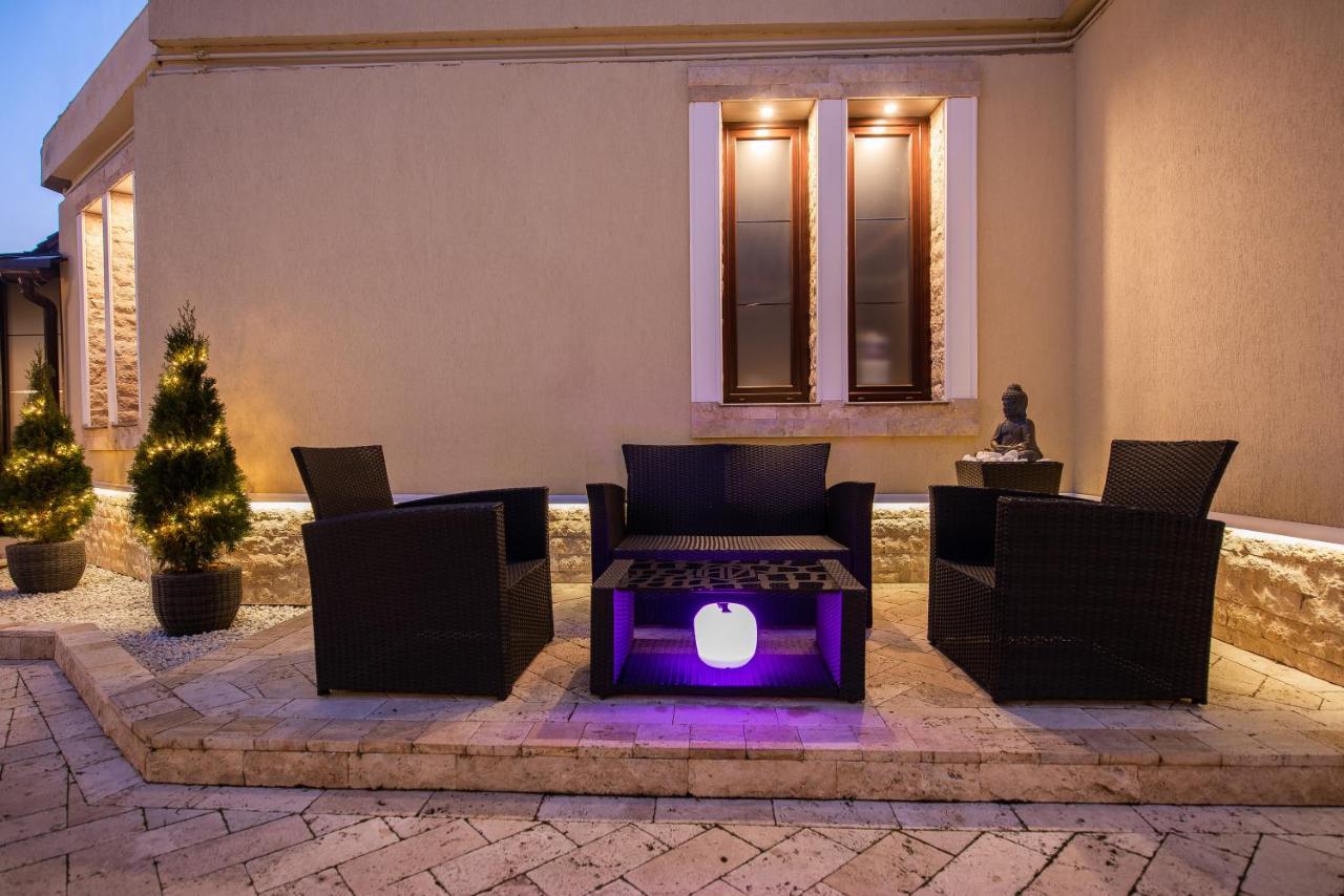 H & V Residence - Diamond Bungalow Apartment Arad Esterno foto