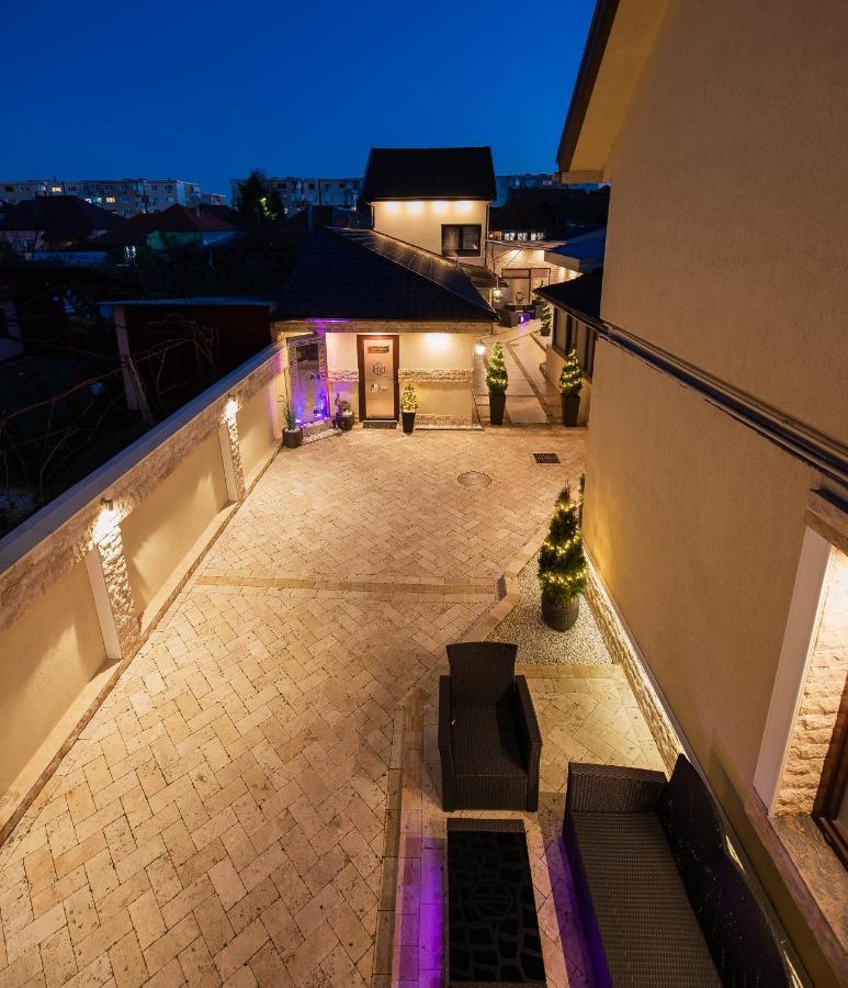 H & V Residence - Diamond Bungalow Apartment Arad Esterno foto