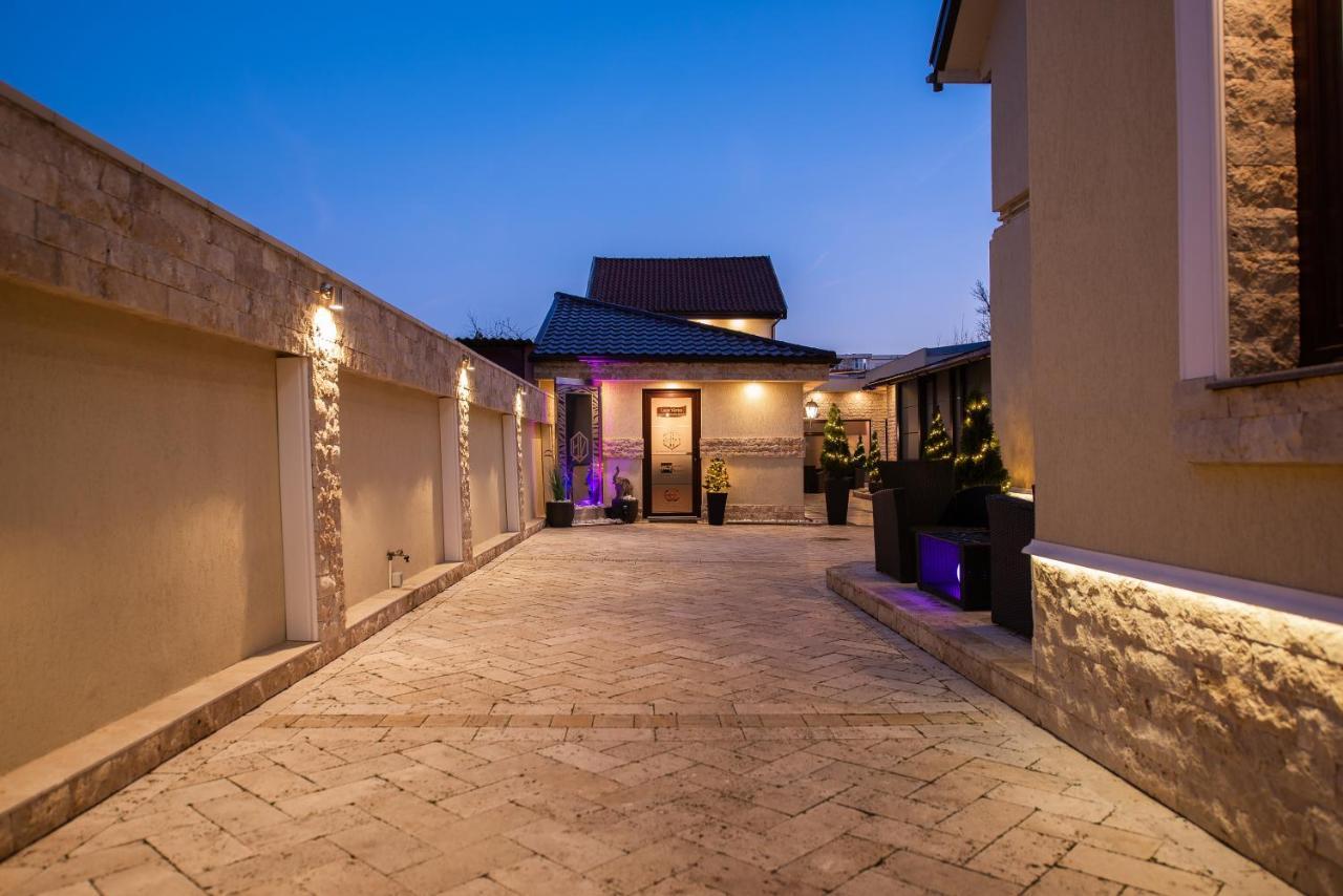 H & V Residence - Diamond Bungalow Apartment Arad Esterno foto
