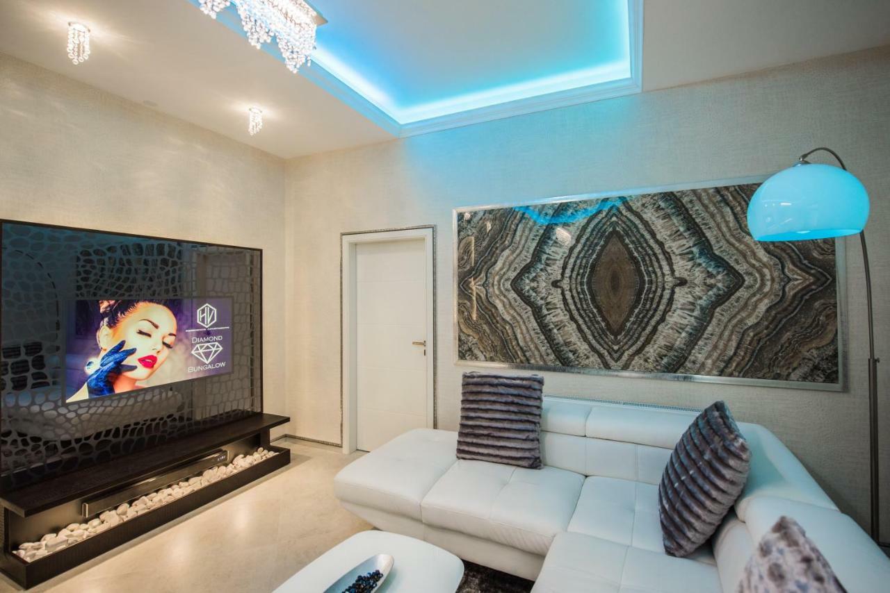 H & V Residence - Diamond Bungalow Apartment Arad Esterno foto