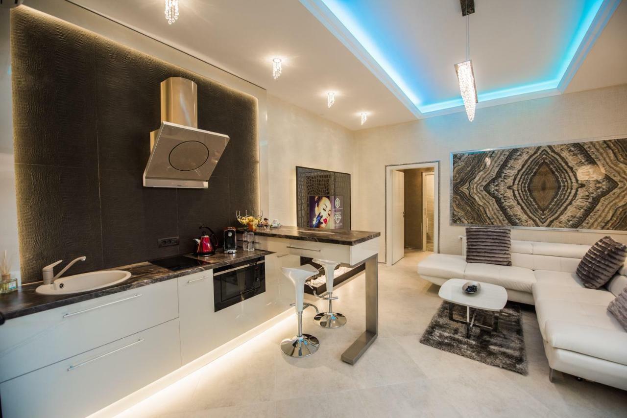 H & V Residence - Diamond Bungalow Apartment Arad Esterno foto