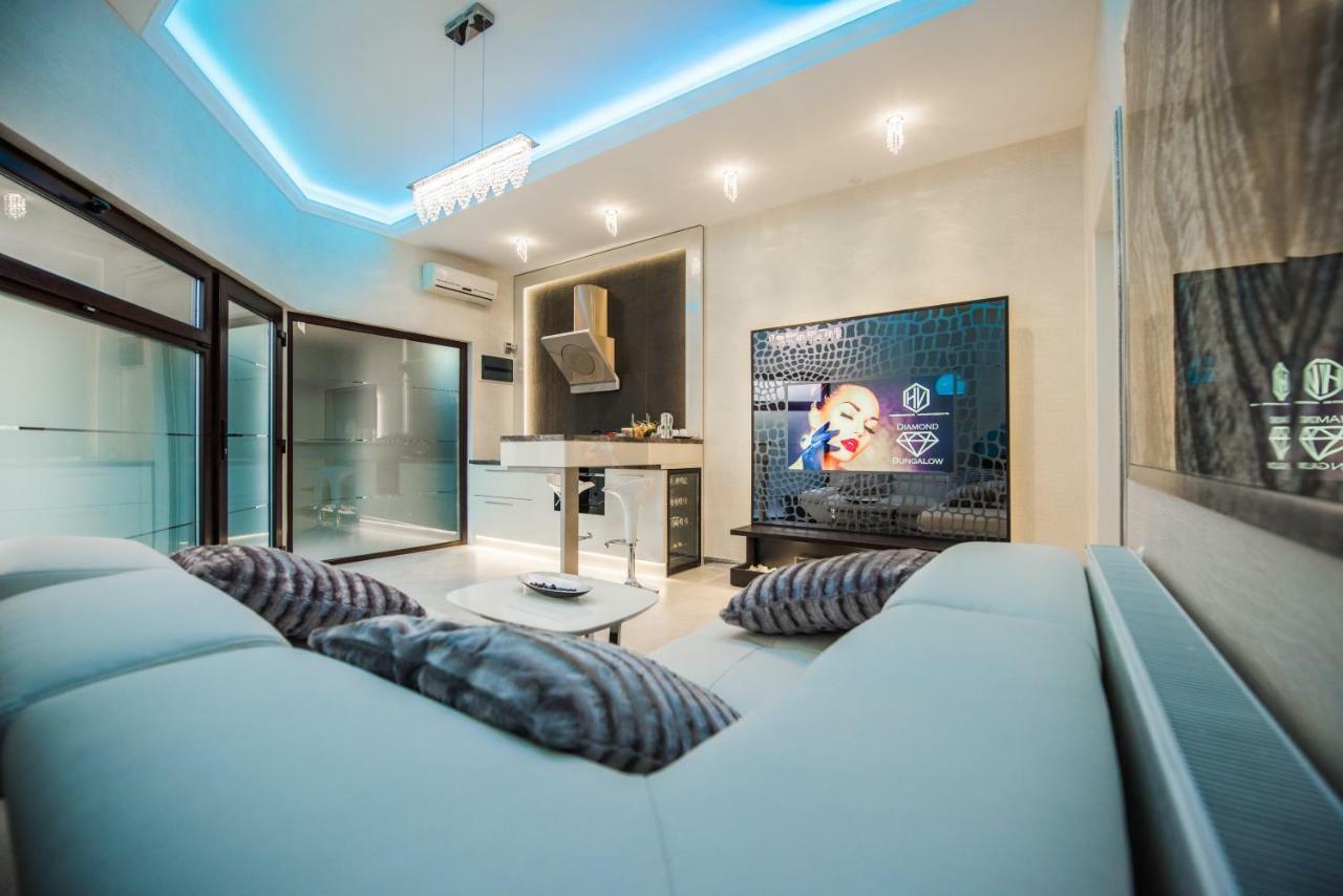 H & V Residence - Diamond Bungalow Apartment Arad Esterno foto