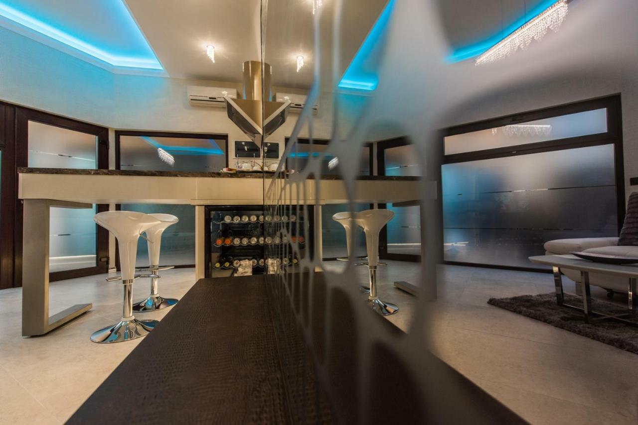 H & V Residence - Diamond Bungalow Apartment Arad Esterno foto