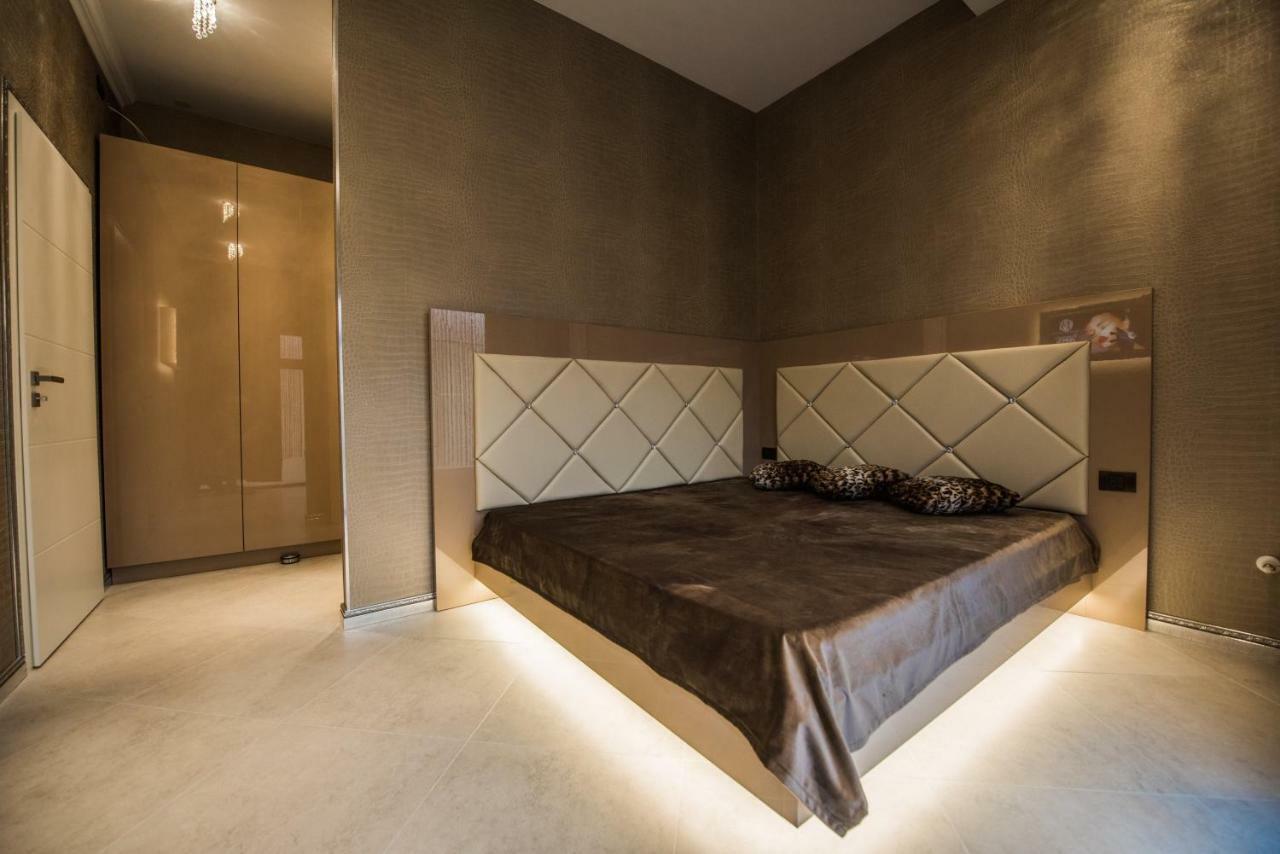 H & V Residence - Diamond Bungalow Apartment Arad Esterno foto
