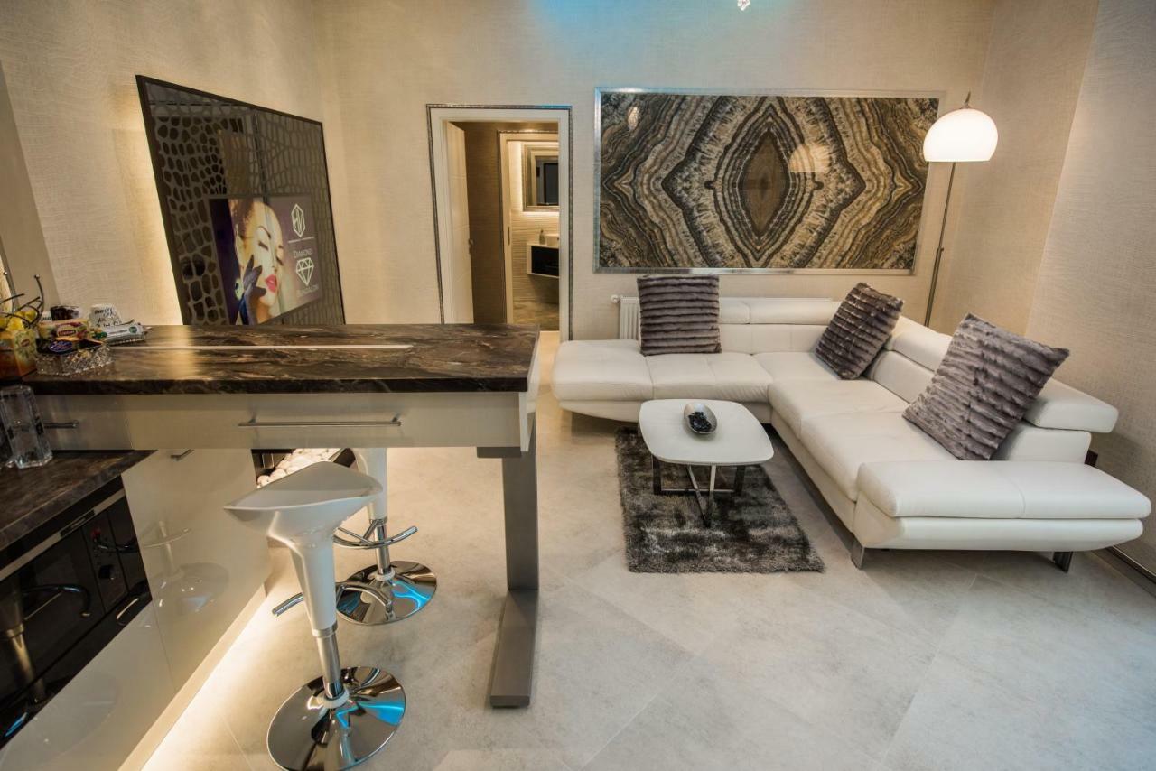 H & V Residence - Diamond Bungalow Apartment Arad Esterno foto