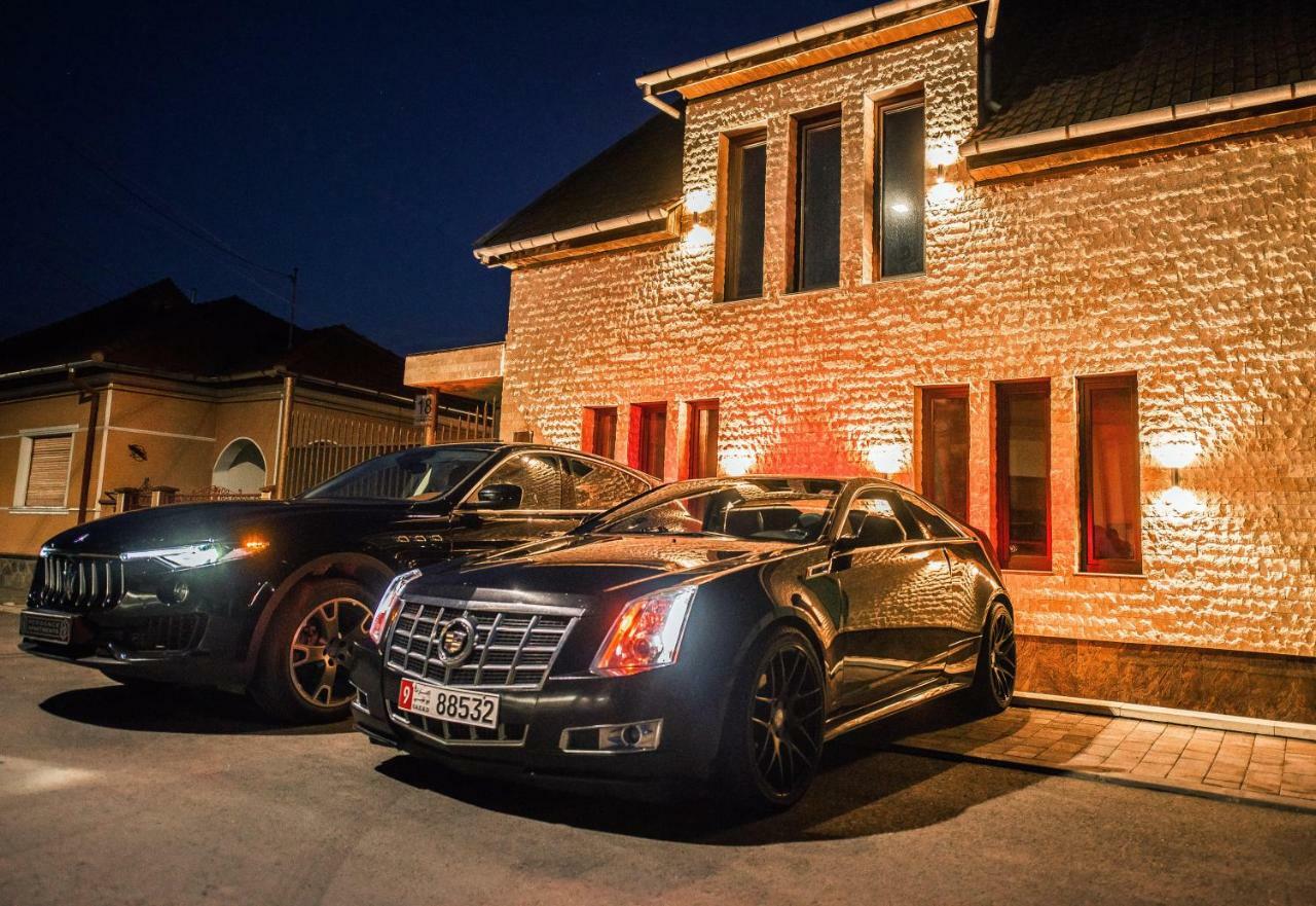 H & V Residence - Diamond Bungalow Apartment Arad Esterno foto
